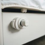 Jak odblokować siłownik gazowy do łóżka bezpiecznie