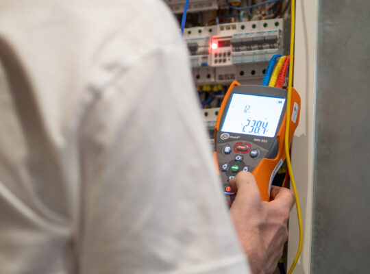Wymiana instalacji elektrycznej jako inwestycja w bezpieczeństwo budynku