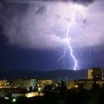 Skuteczna ochrona przed piorunami – jak działają przewody odprowadzające