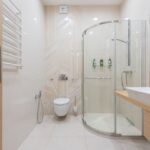 Niski brodzik w łazience – dlaczego slim to dziś standard w nowych aranżacjach